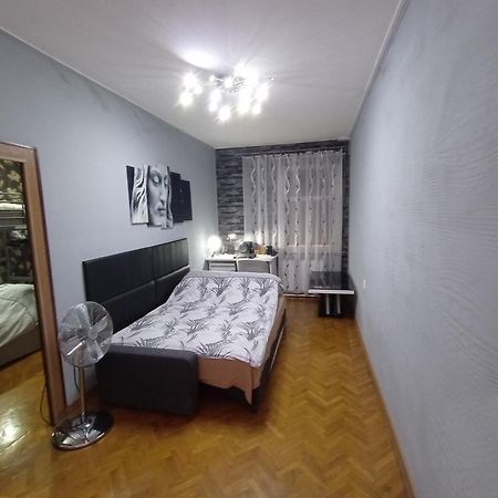 APARTAMENT VENGE -CAŁE MIESZKANIE 46m2 NA WYŁĄCZNOŚĆ - Z JEDNĄ SYPIALNIĄ I JEDNYM SYPIALNO-SALONEM -3 PIĘTRO BEZ WINDY- REZERWACJA BEZ KARTY KREDYTOWEJ-KLIMATYZACJA-NETFLIX-2 ŁÓŻECZKA DZIECIĘCE-ŚNIADANIE XXL 30zł Wrocław Exterior foto