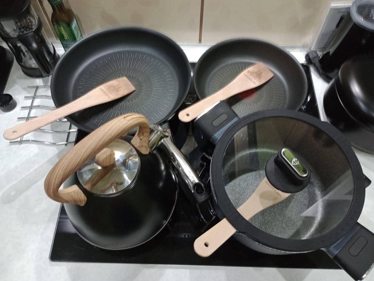 APARTAMENT VENGE -CAŁE MIESZKANIE 46m2 NA WYŁĄCZNOŚĆ - Z JEDNĄ SYPIALNIĄ I JEDNYM SYPIALNO-SALONEM -3 PIĘTRO BEZ WINDY- REZERWACJA BEZ KARTY KREDYTOWEJ-KLIMATYZACJA-NETFLIX-2 ŁÓŻECZKA DZIECIĘCE-ŚNIADANIE XXL 30zł Wrocław Exterior foto