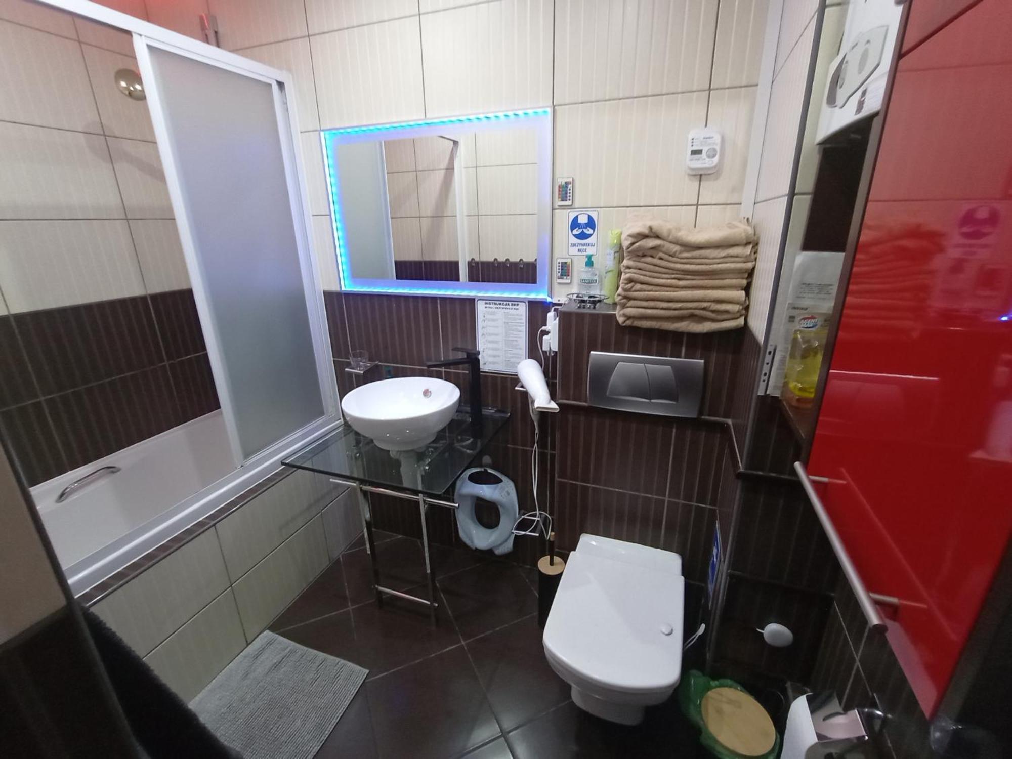 APARTAMENT VENGE -CAŁE MIESZKANIE 46m2 NA WYŁĄCZNOŚĆ - Z JEDNĄ SYPIALNIĄ I JEDNYM SYPIALNO-SALONEM -3 PIĘTRO BEZ WINDY- REZERWACJA BEZ KARTY KREDYTOWEJ-KLIMATYZACJA-NETFLIX-2 ŁÓŻECZKA DZIECIĘCE-ŚNIADANIE XXL 30zł Wrocław Exterior foto