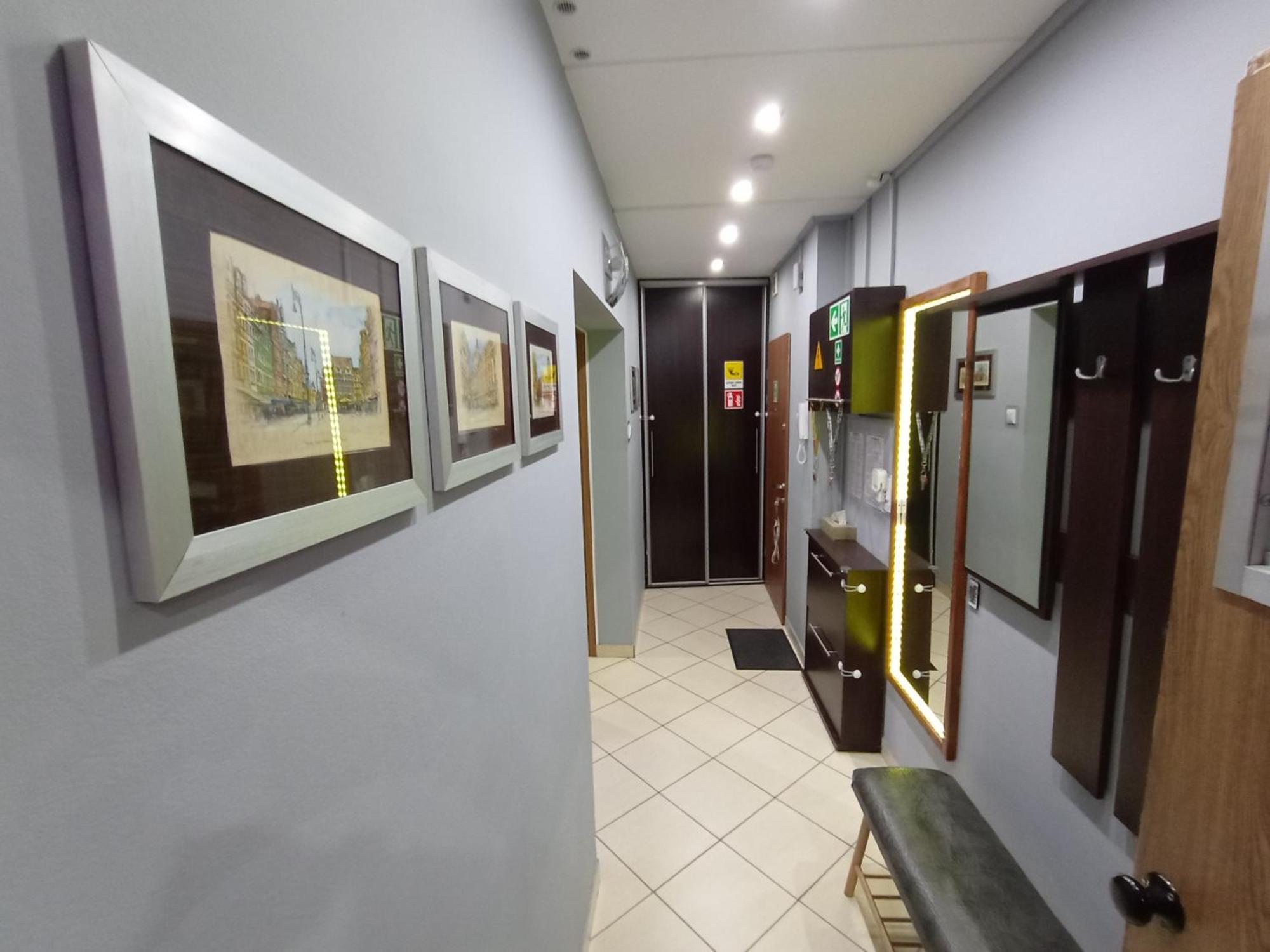 APARTAMENT VENGE -CAŁE MIESZKANIE 46m2 NA WYŁĄCZNOŚĆ - Z JEDNĄ SYPIALNIĄ I JEDNYM SYPIALNO-SALONEM -3 PIĘTRO BEZ WINDY- REZERWACJA BEZ KARTY KREDYTOWEJ-KLIMATYZACJA-NETFLIX-2 ŁÓŻECZKA DZIECIĘCE-ŚNIADANIE XXL 30zł Wrocław Exterior foto