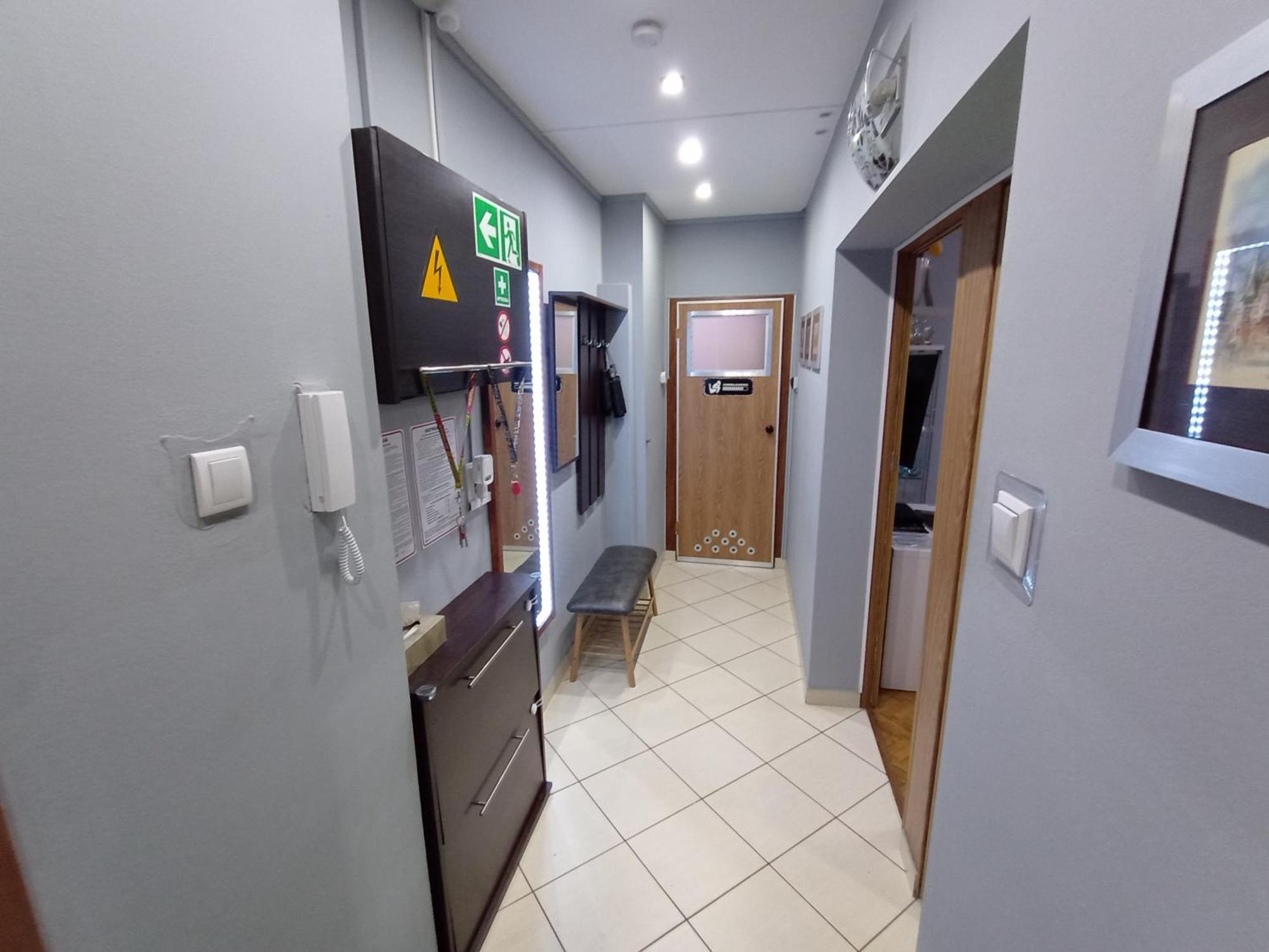 APARTAMENT VENGE -CAŁE MIESZKANIE 46m2 NA WYŁĄCZNOŚĆ - Z JEDNĄ SYPIALNIĄ I JEDNYM SYPIALNO-SALONEM -3 PIĘTRO BEZ WINDY- REZERWACJA BEZ KARTY KREDYTOWEJ-KLIMATYZACJA-NETFLIX-2 ŁÓŻECZKA DZIECIĘCE-ŚNIADANIE XXL 30zł Wrocław Exterior foto