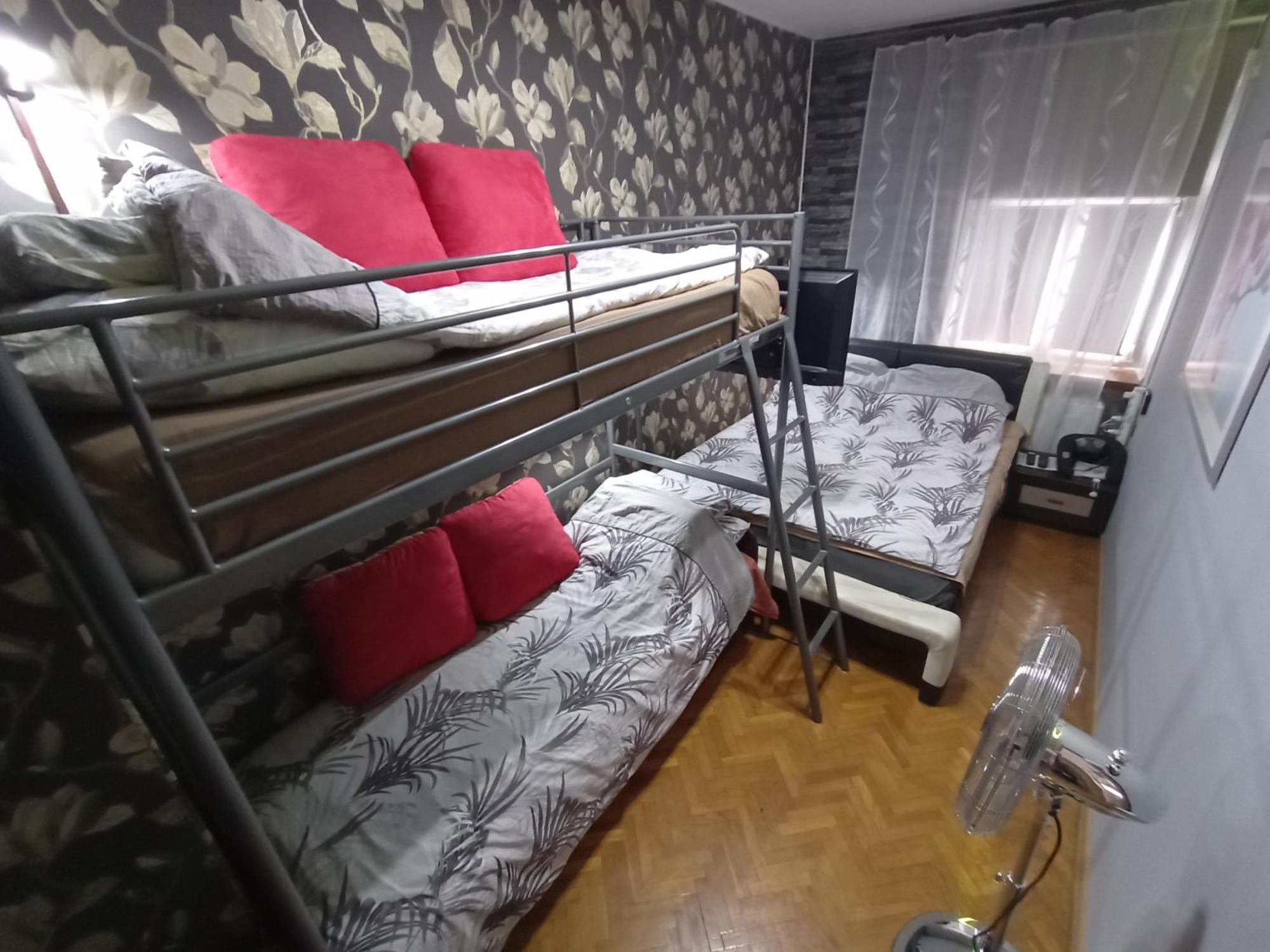 APARTAMENT VENGE -CAŁE MIESZKANIE 46m2 NA WYŁĄCZNOŚĆ - Z JEDNĄ SYPIALNIĄ I JEDNYM SYPIALNO-SALONEM -3 PIĘTRO BEZ WINDY- REZERWACJA BEZ KARTY KREDYTOWEJ-KLIMATYZACJA-NETFLIX-2 ŁÓŻECZKA DZIECIĘCE-ŚNIADANIE XXL 30zł Wrocław Exterior foto