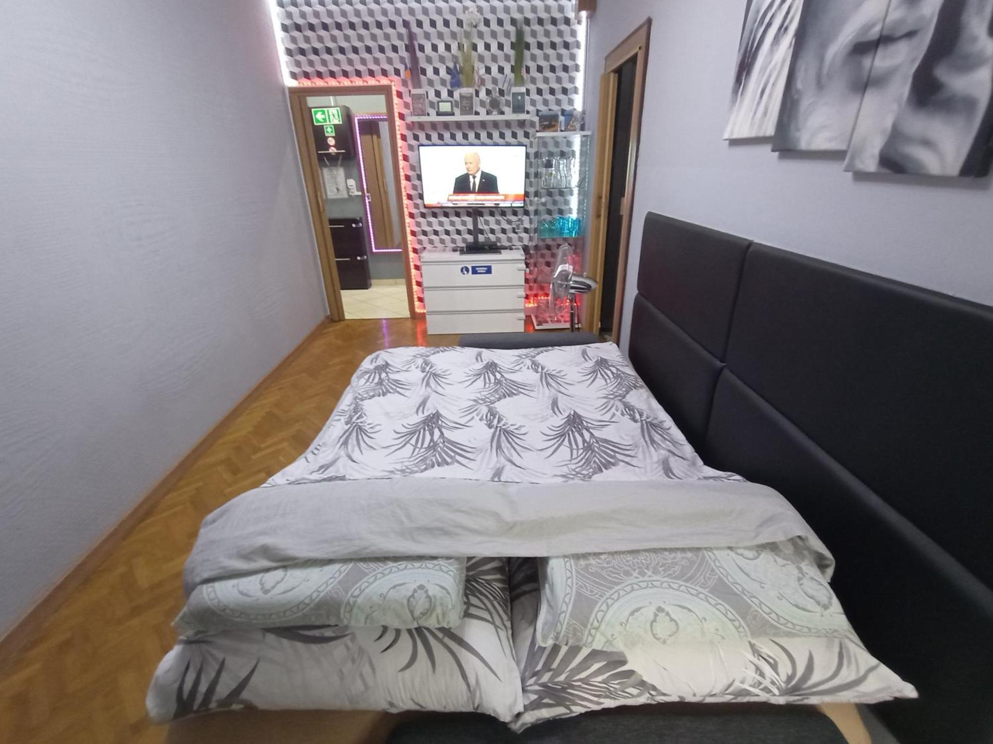APARTAMENT VENGE -CAŁE MIESZKANIE 46m2 NA WYŁĄCZNOŚĆ - Z JEDNĄ SYPIALNIĄ I JEDNYM SYPIALNO-SALONEM -3 PIĘTRO BEZ WINDY- REZERWACJA BEZ KARTY KREDYTOWEJ-KLIMATYZACJA-NETFLIX-2 ŁÓŻECZKA DZIECIĘCE-ŚNIADANIE XXL 30zł Wrocław Exterior foto